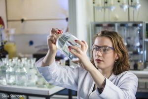 Laborantin prüft Wasseranalyse