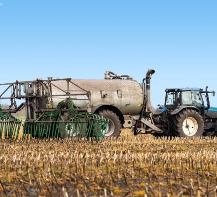 Traktor bei der Gülleausbringung