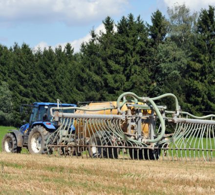 Gülleaustrag auf dem Feld