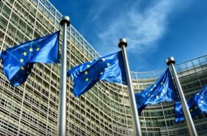 Europaflaggen vor EU-Parlamentsgebäude