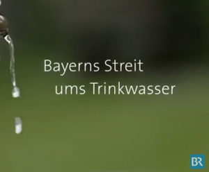 Filmtitel "Bayerns Streit ums Trinkwasser" vor grünem Hintergrund