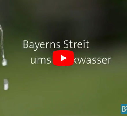 Filmtitel "Bayerns Streit ums Trinkwasser" vor grünem Hintergrund