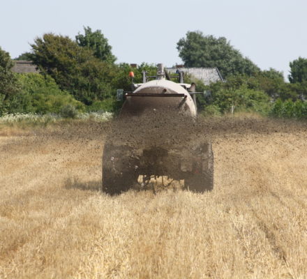 Gülleaustrag auf dem Feld
