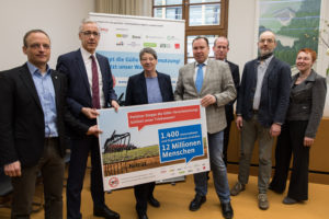 Petitionsübergabe an Bundesministerin Barbara Hendricks durch Vertreter der Initiative, von links nach rechts: Florian Schöne, Generalsekretär, Deutscher Naturschutzring; Jörg Simon, BDEW-Vizepräsident Wasser; BM Barbara Hendricks; Andreas Schedt, Mitglied des Bundesvorstands, ver.di; Dirk Waiger, DVGW-Vizepräsident Wasser; Michael Bender, Grüne LIGA; Clivia Conrad, Bundesfachgruppenleiterin Wasserwirtschaft, ver.di